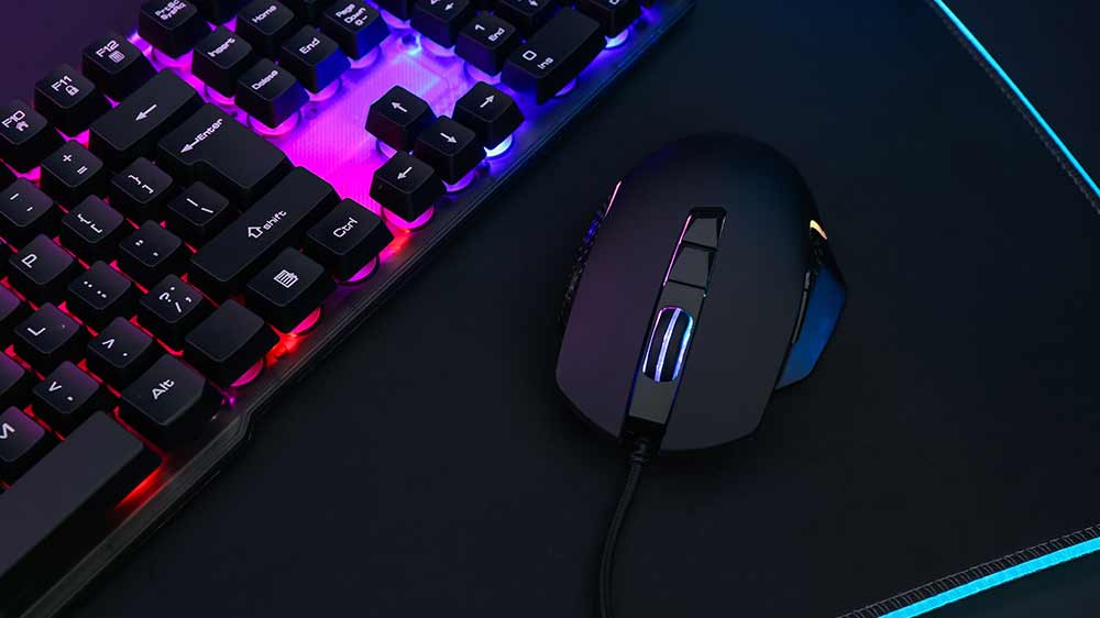 Myš a klávesnice položené na podložce_03