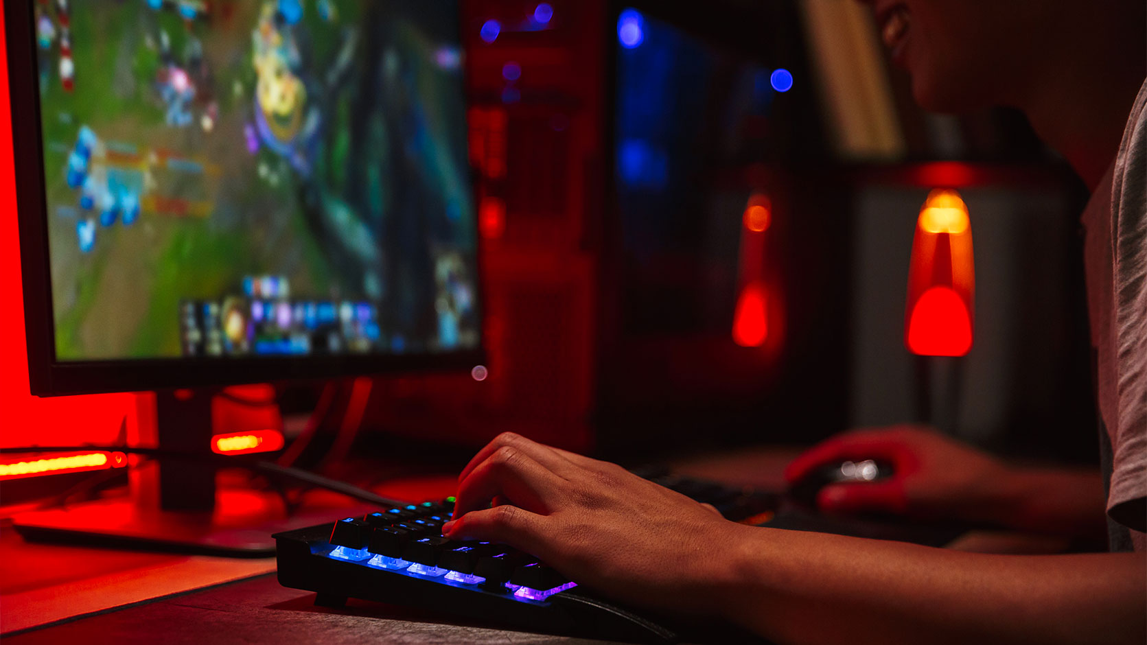 Muž sedí u stolu a hraje počítačovou hru_02