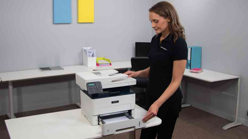 Žena u tiskárny Xerox_02