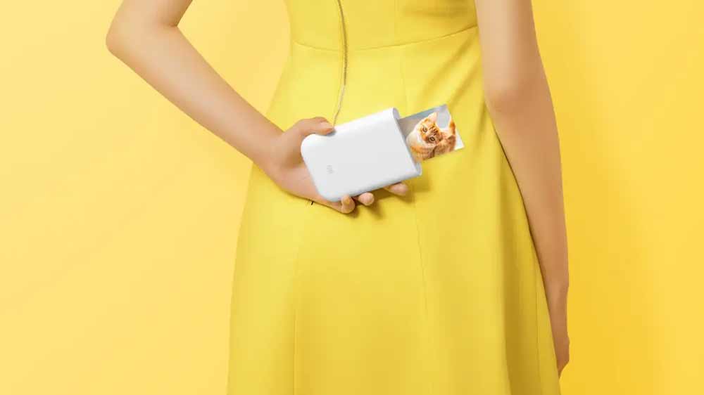 Žena drží fototiskárnu Xiaomi Mi Portable Photo Printer_03