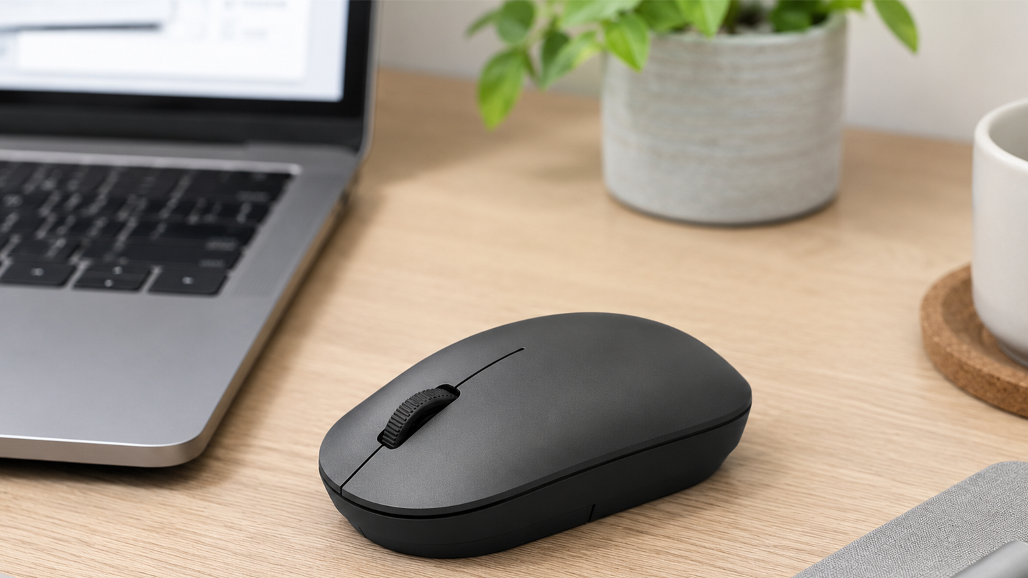 PC myš Xiaomi Wireless Mouse Lite 2 Black GL na pracovnom stole