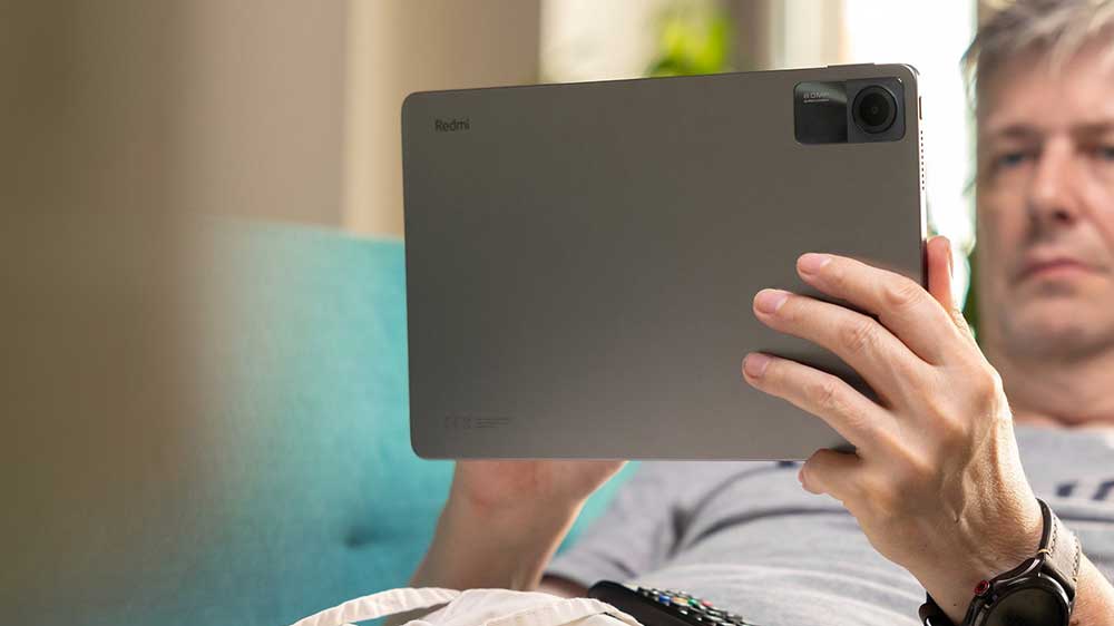 Muž na pohovce s Xiaomi Redmi Pad SE_03