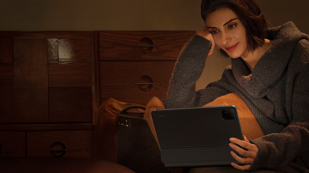 Žena na fotce hledí do tabletu_03