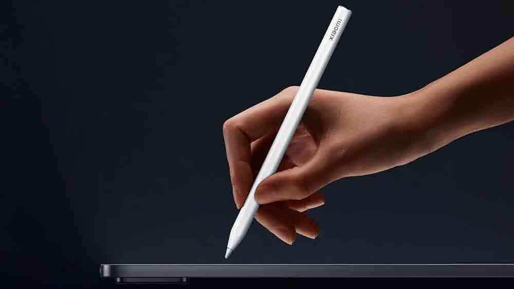 Ruka držící Xiaomi Focus nad tabletem_02