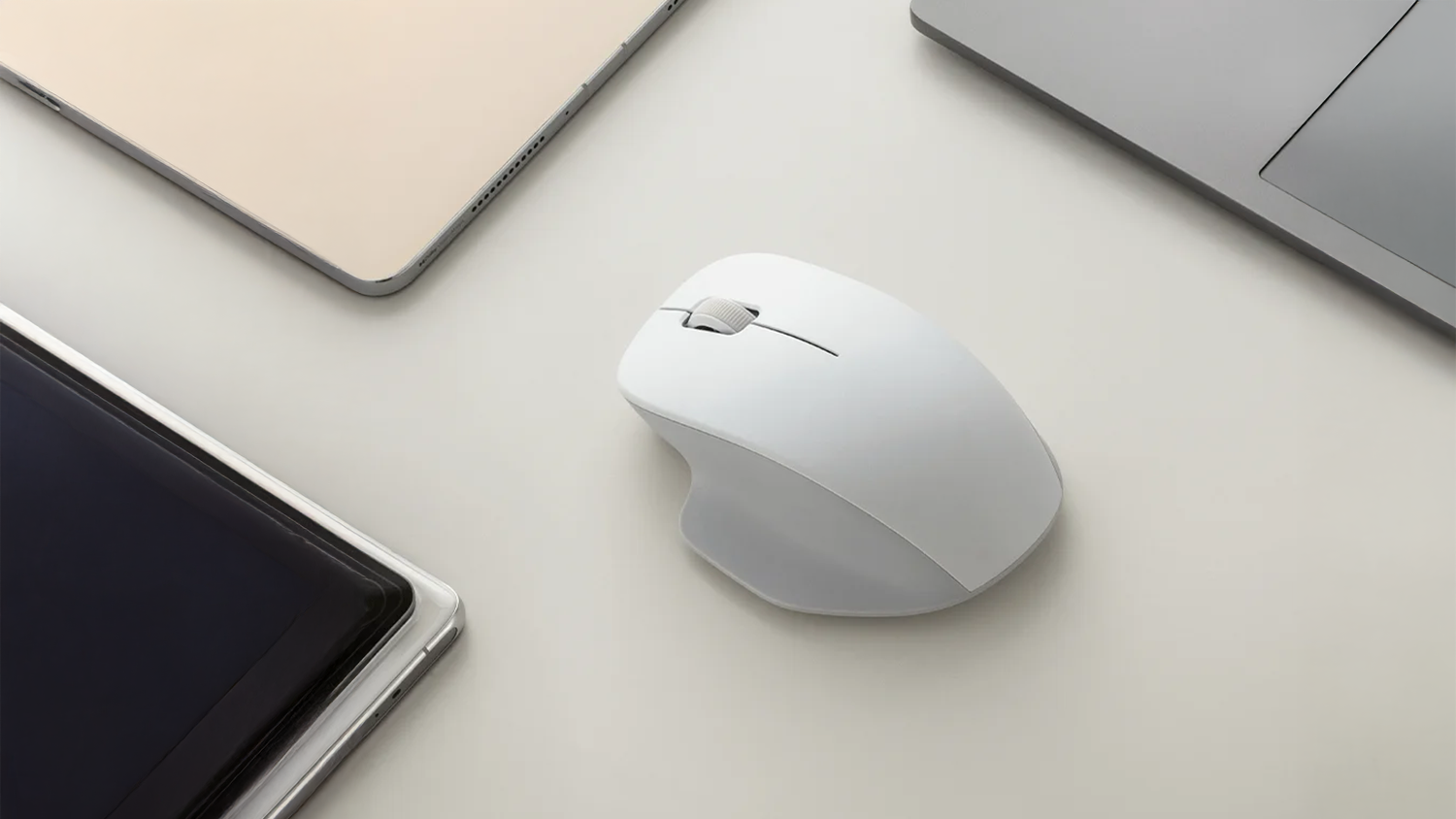 Bezdrátová myš Xiaomi Comfort Edition vedle notebooku