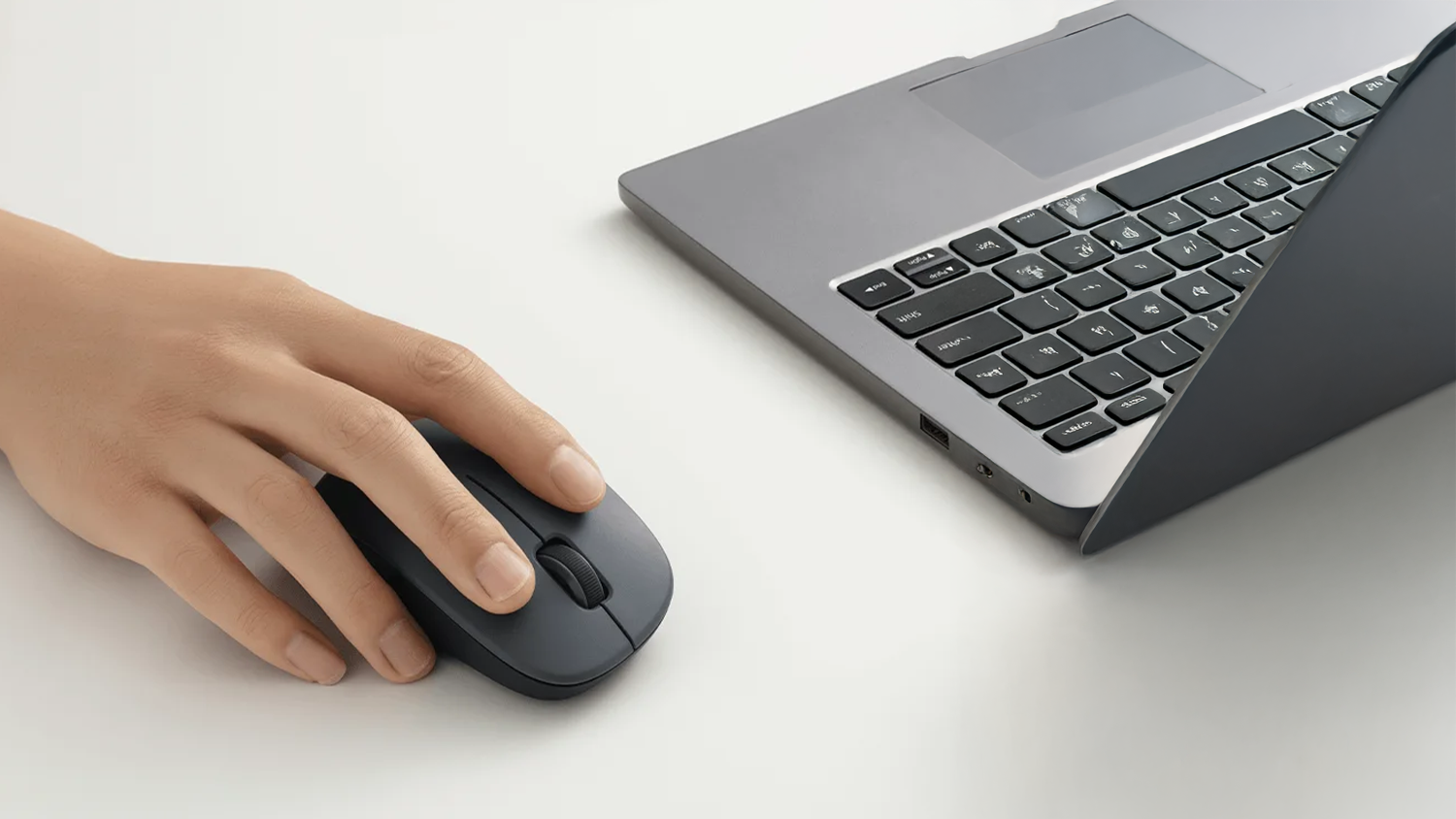 Bezdr&aacute;tov&aacute; my&scaron; Xiaomi Comfort Edition vedle notebooku
