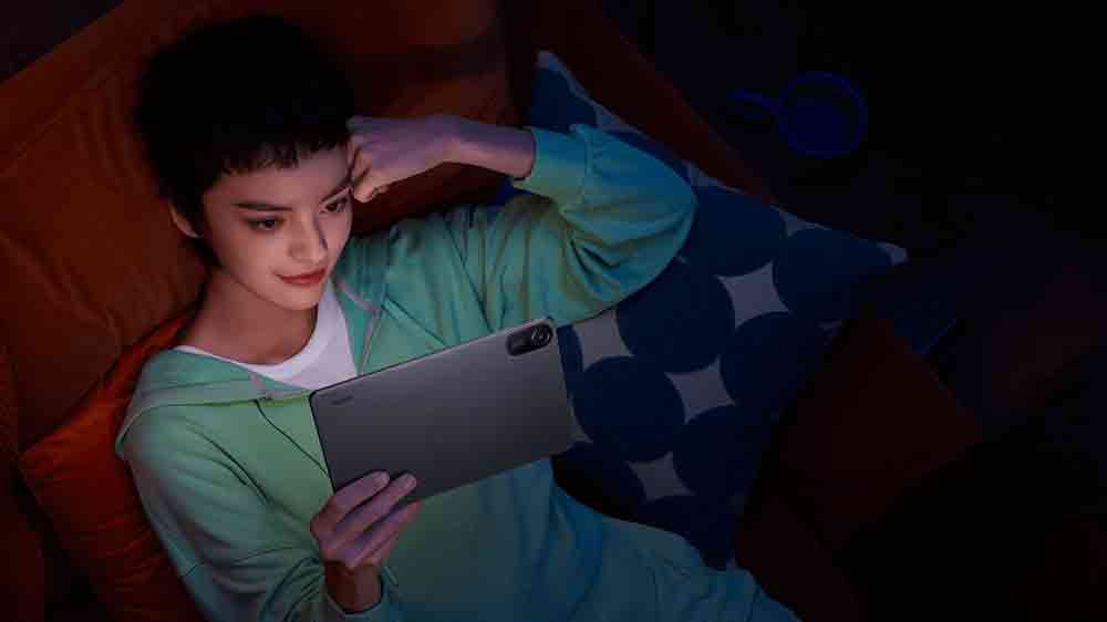 Žena s tabletem Xiaomi Redmi Pad 2_02