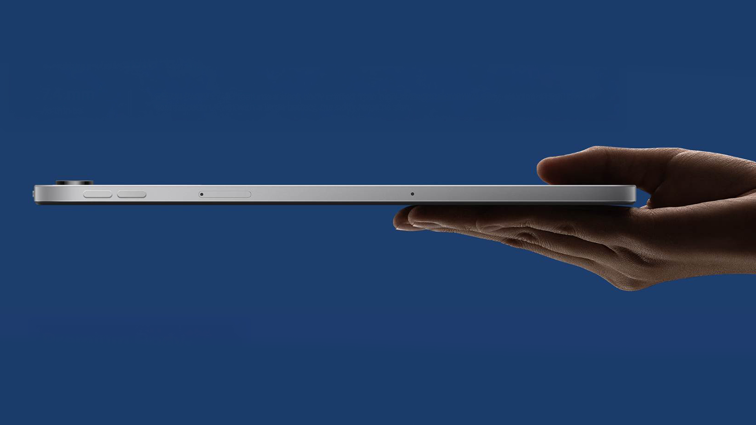 Ruka držící tablet Xiaomi Redmi Pad 2 9.7, který ukazuje z profilu.