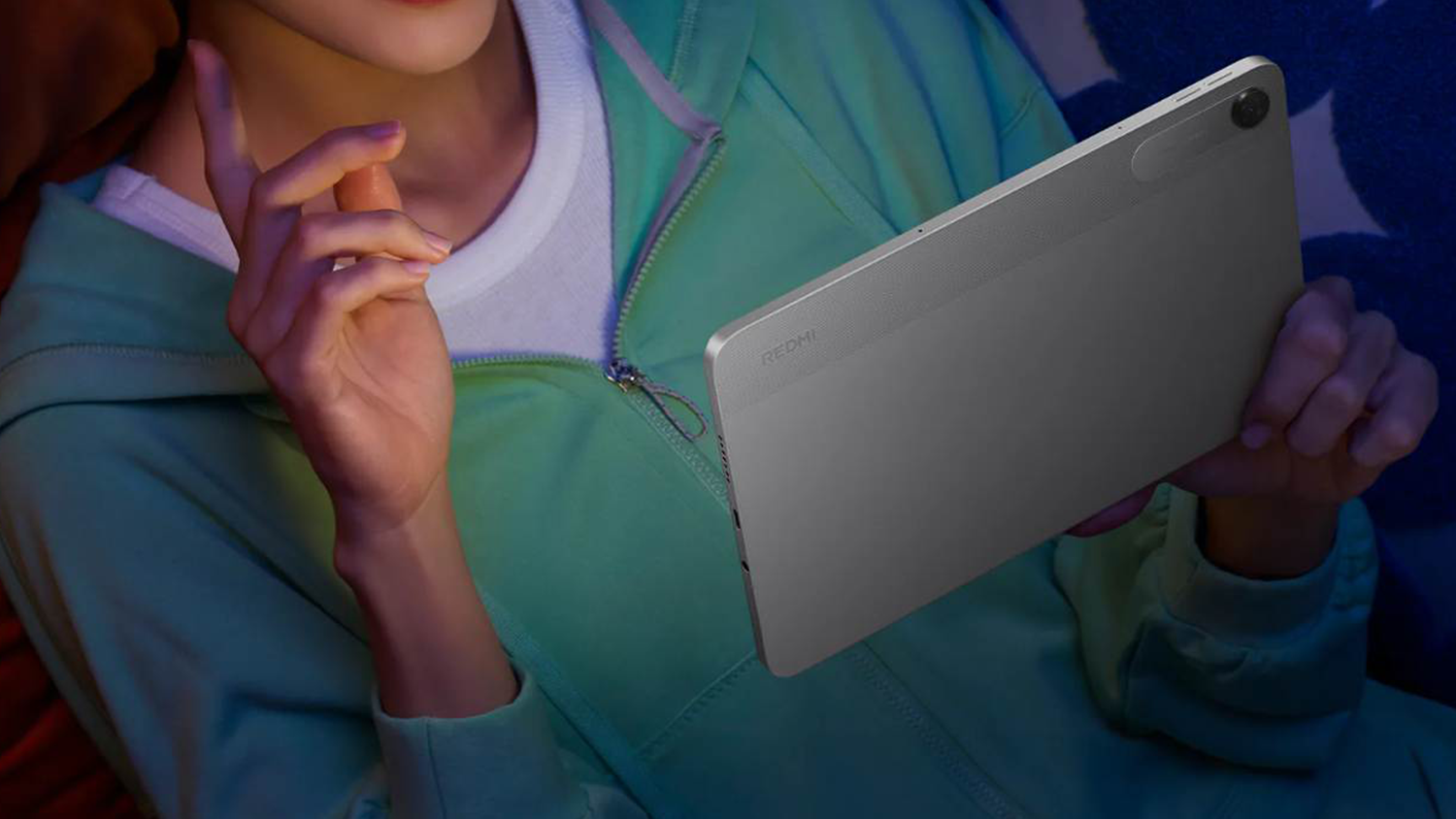 Žena sleduje obsah na tabletu Xiaomi Redmi Pad 2 9.7