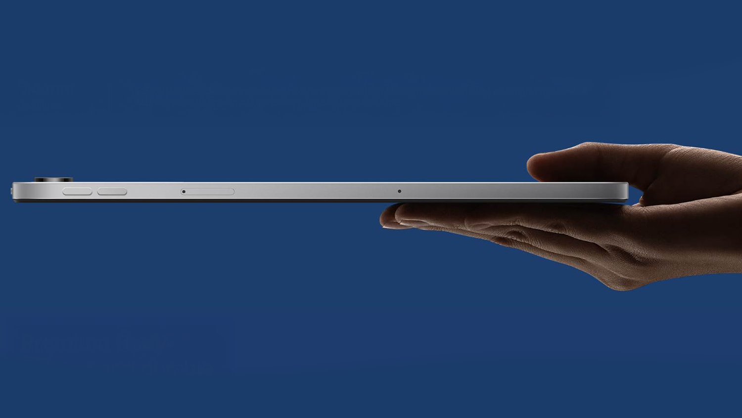 Ruka držící tablet Xiaomi Redmi Pad 2 9.7, který ukazuje z profilu.