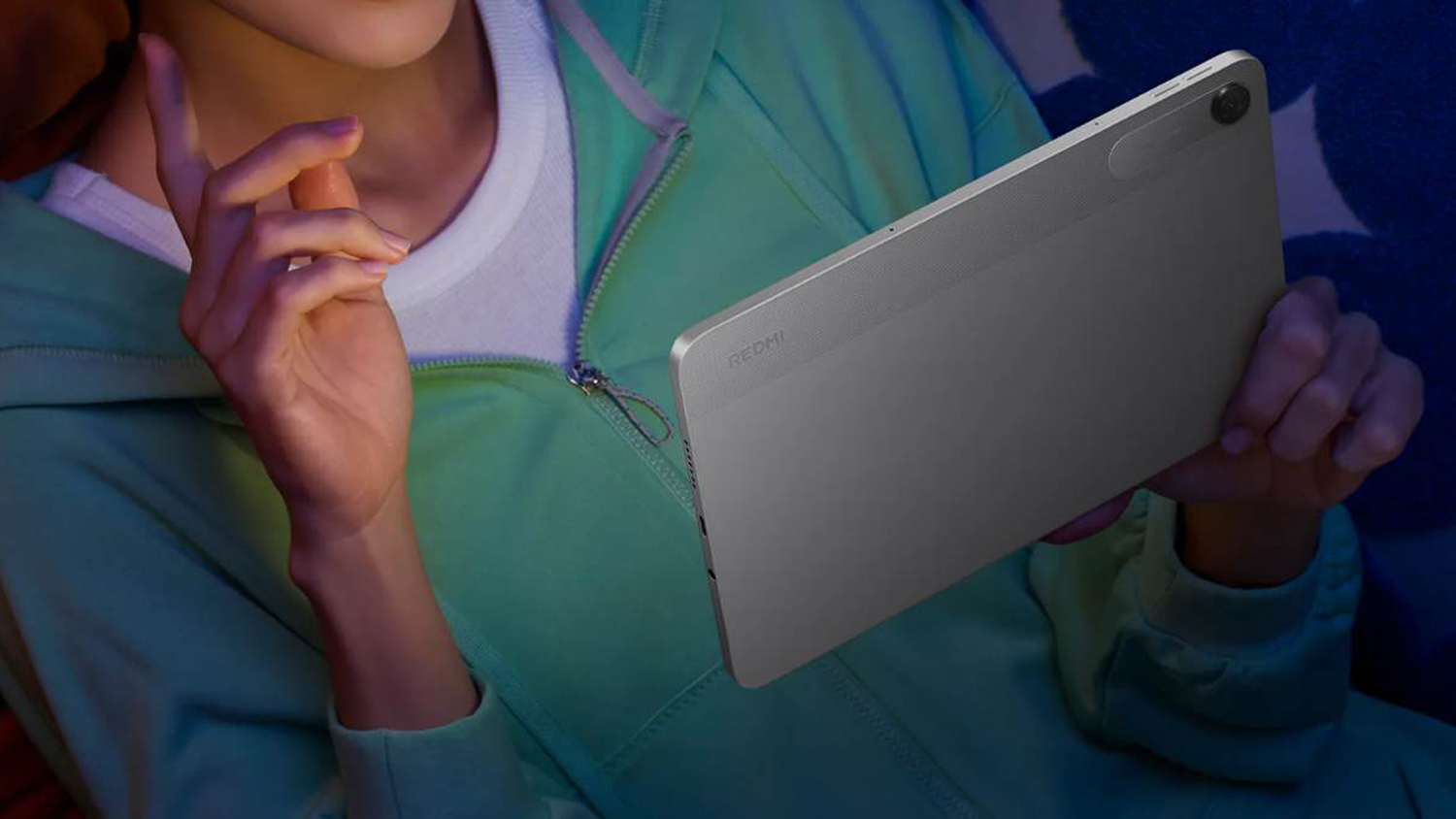 Žena sledujúca obsah na tablete Xiaomi Redmi Pad 2 9.7