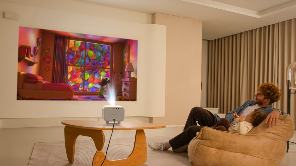 Rodina sledující pohádku pomocí projektoru Yaber L2 Plus_03