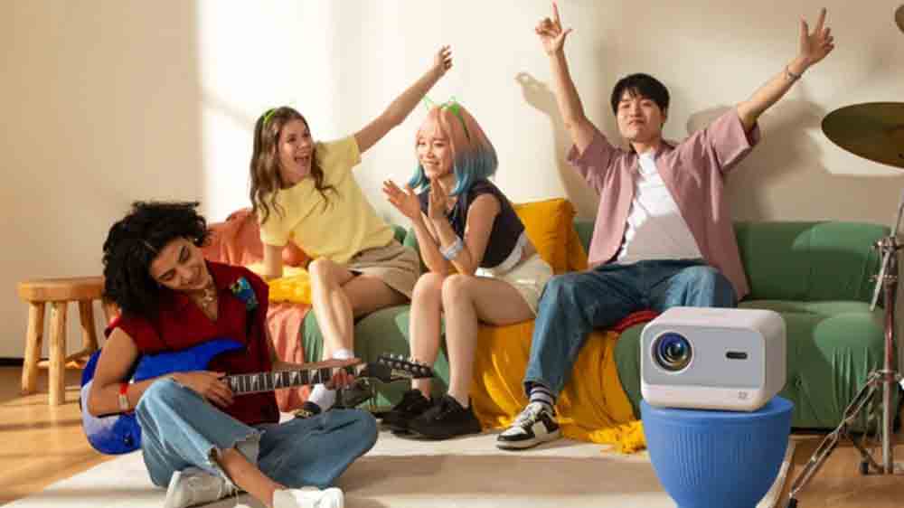 Mladí lidé se baví s projektorem Yaber L2S_03