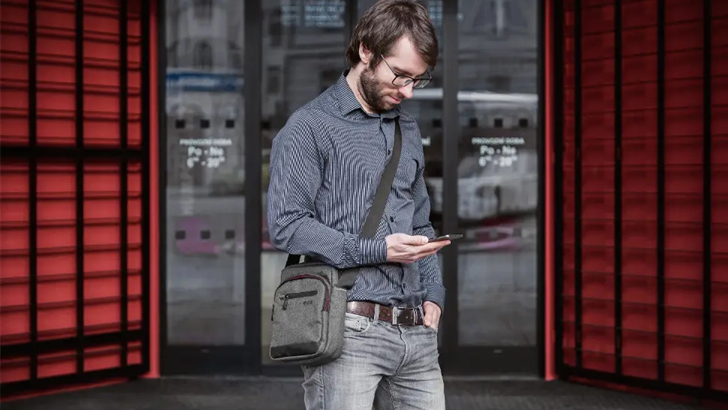 Bra&scaron;na na tablet Yenkee TARMAC YBT 1070GY v no&scaron;en&iacute; přes rameno