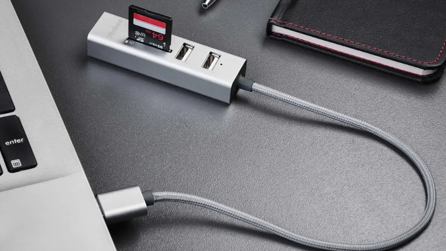 Rozbočovač USB so čítačkou kariet Yenkee YHC 101SR pripojený k počítaču