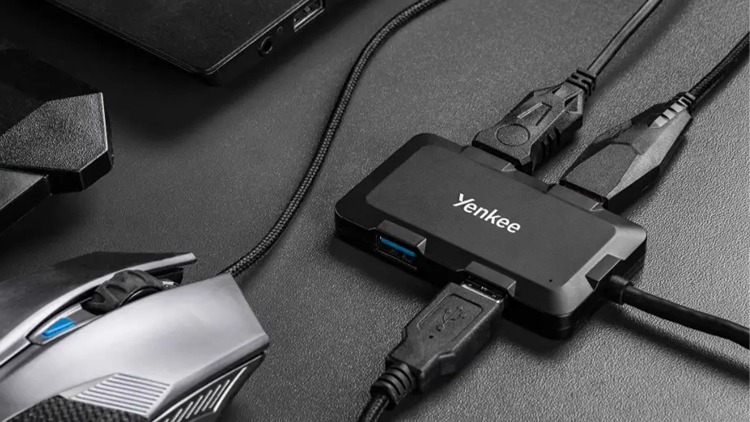 USB rozbočovač Yenkee YHB 4341BK black pripojený k notebooku a viacerým zariadeniam