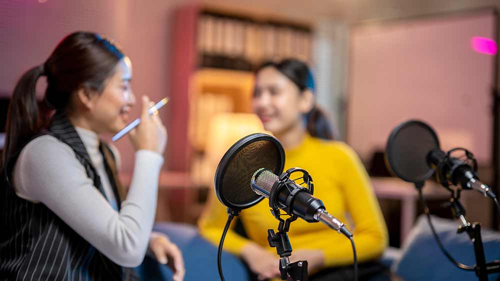 Dvě ženy u mikrofonů nahrávají podcast_03