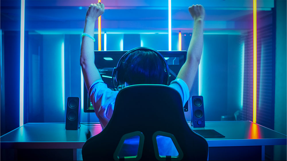 Hráč se u počítače raduje z výhry_02