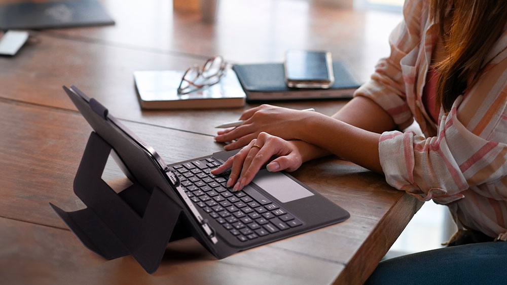 Puzdro s klávesnicou Yenkee YBK 1100 na stole_02