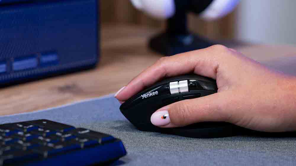 Ruka použ&iacute;vaj&iacute;c&iacute; nab&iacute;jec&iacute; my&scaron; SPIN Yenkee YMS 2095B na pracovn&iacute;m stole _04