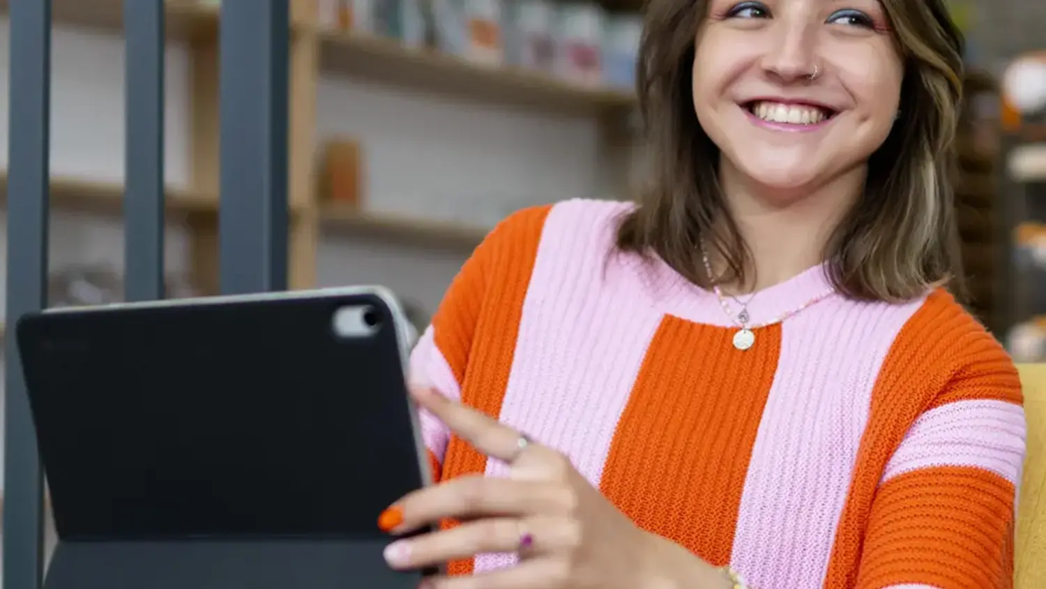 Žena používá pouzdro na iPad od značky Yenkee
