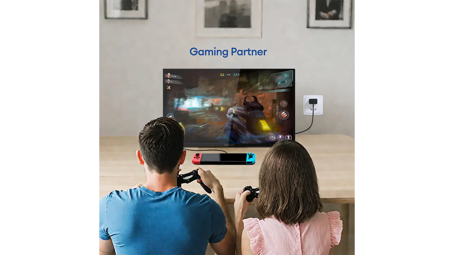 Muž hrající na konzoli Nintendo Switch připojené k monitoru Zeuslap Z18TV Pro