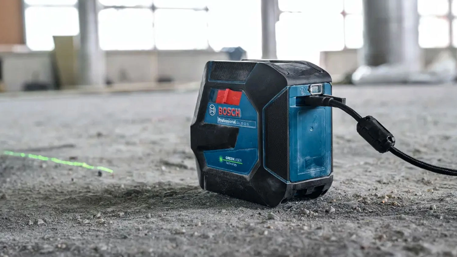 Měřič Bosch GLL 20-22 G na stavbě na zemi