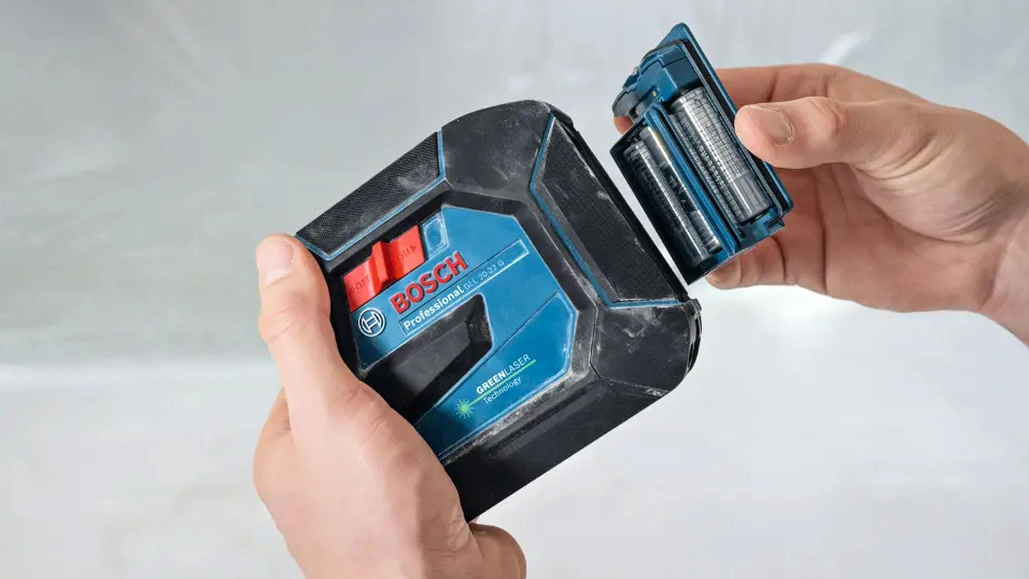 AA baterie v laserovém měřiči Bosch GLL 20-22 G