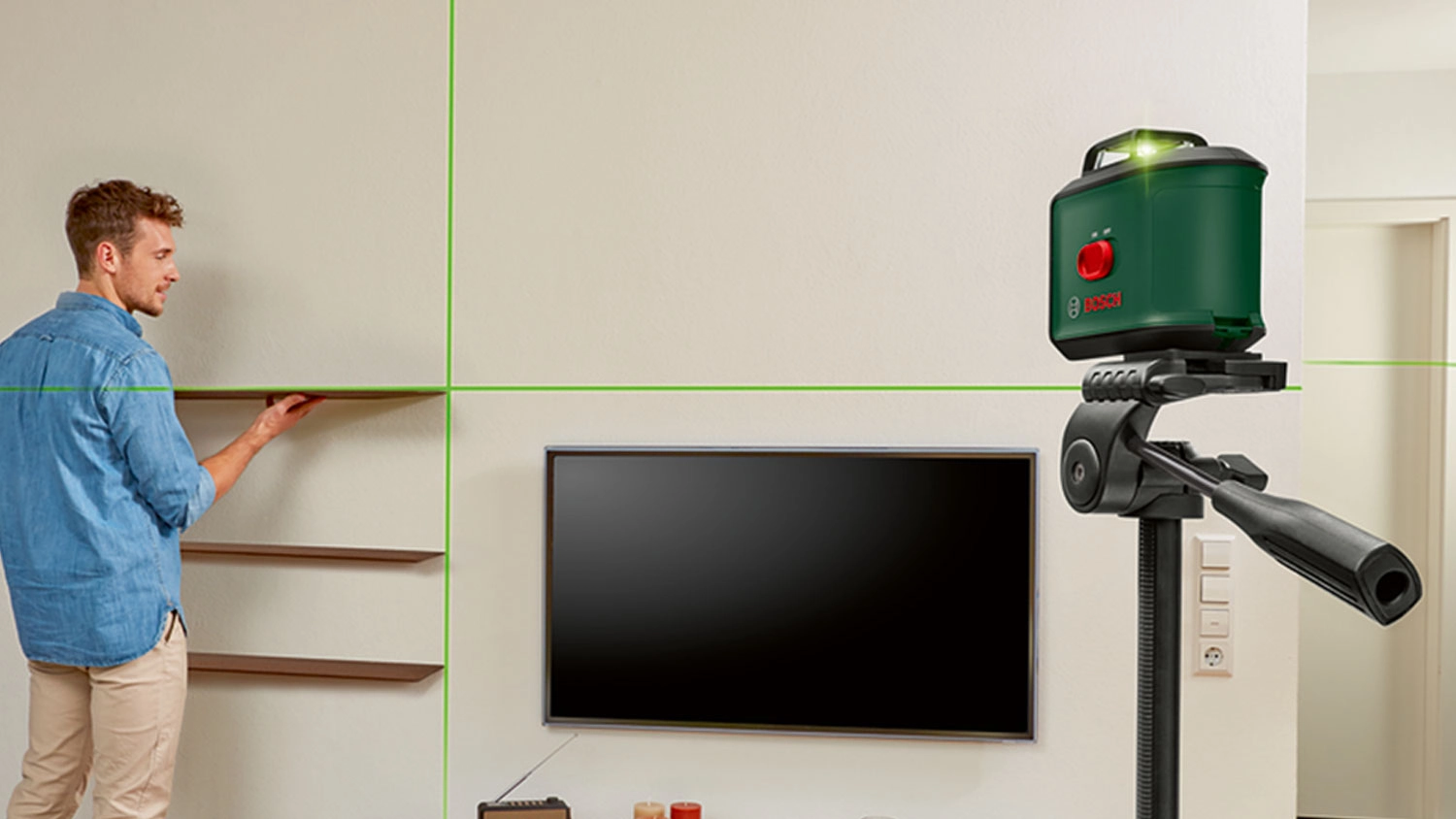 Muž zaměřuje pomoc&iacute; stativu Bosch