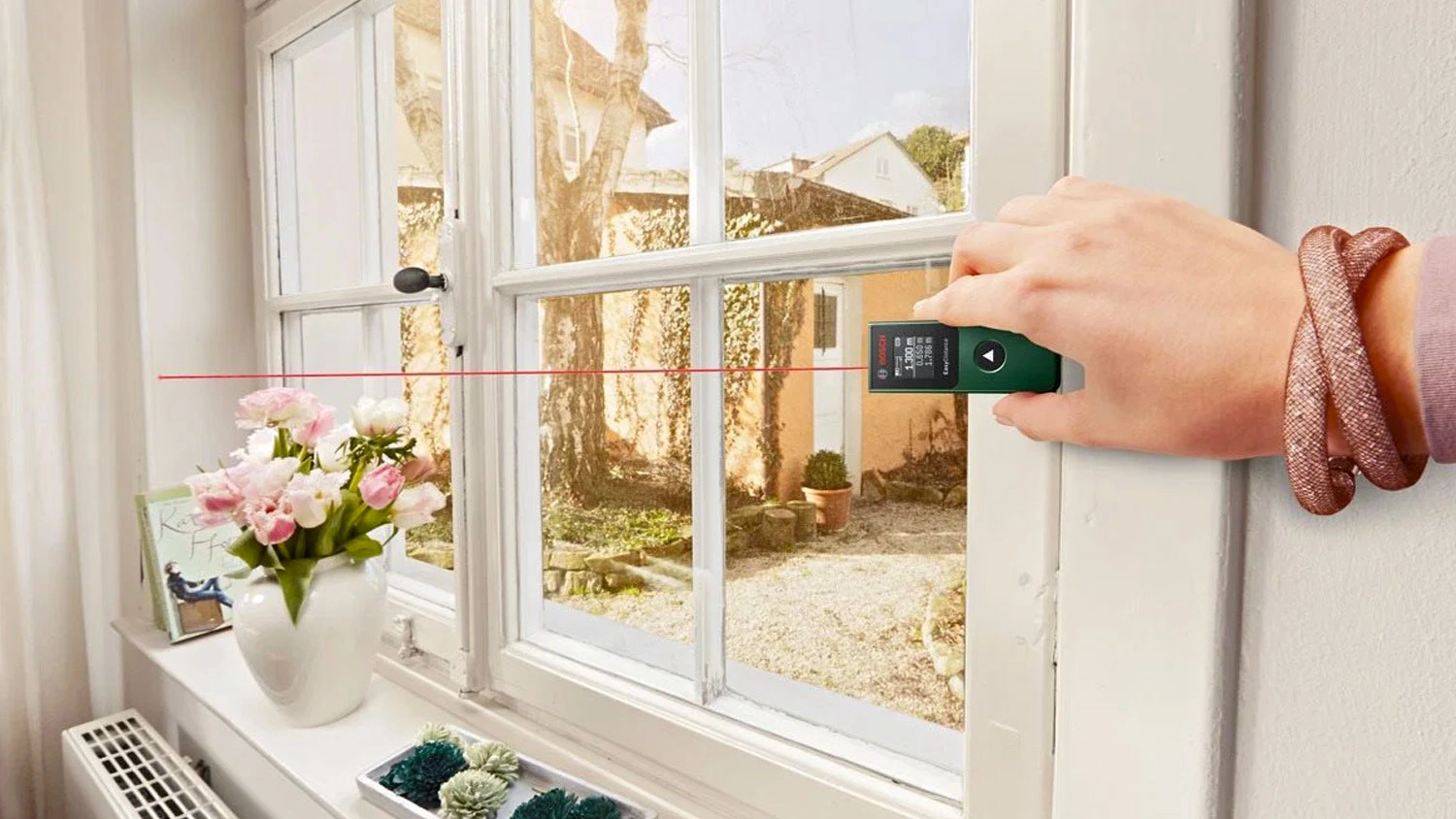 Měřen&iacute; okna d&aacute;lkoměrem Bosch EasyDistance 20 0.603.672.AZ0