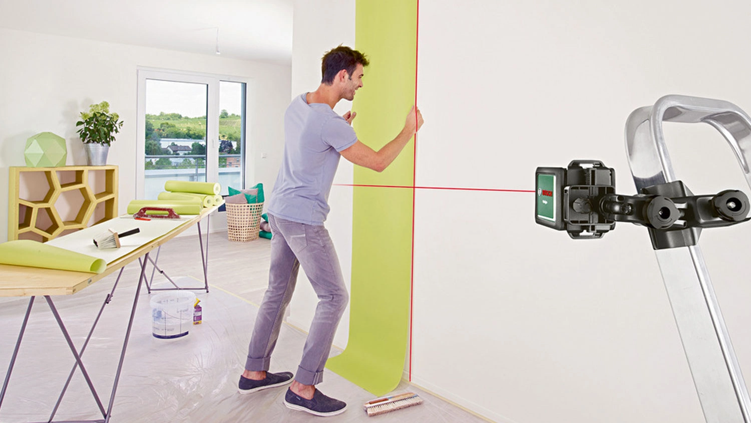 Muž pracuje s kř&iacute;žov&yacute;m laserem Bosch AdvancedLevel 360