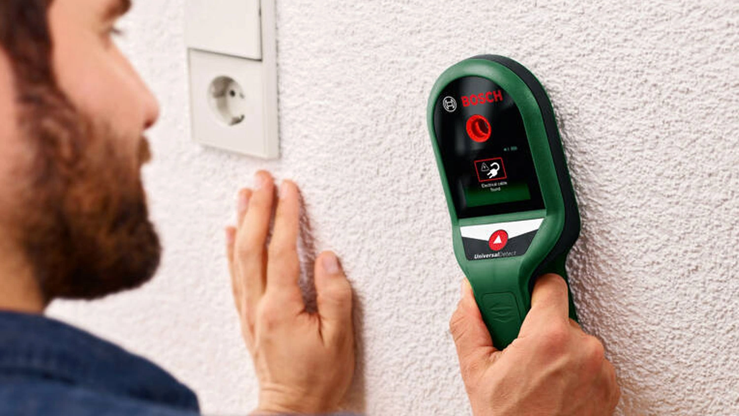 Muž pracuje s detektorem Bosch UniversalDetect