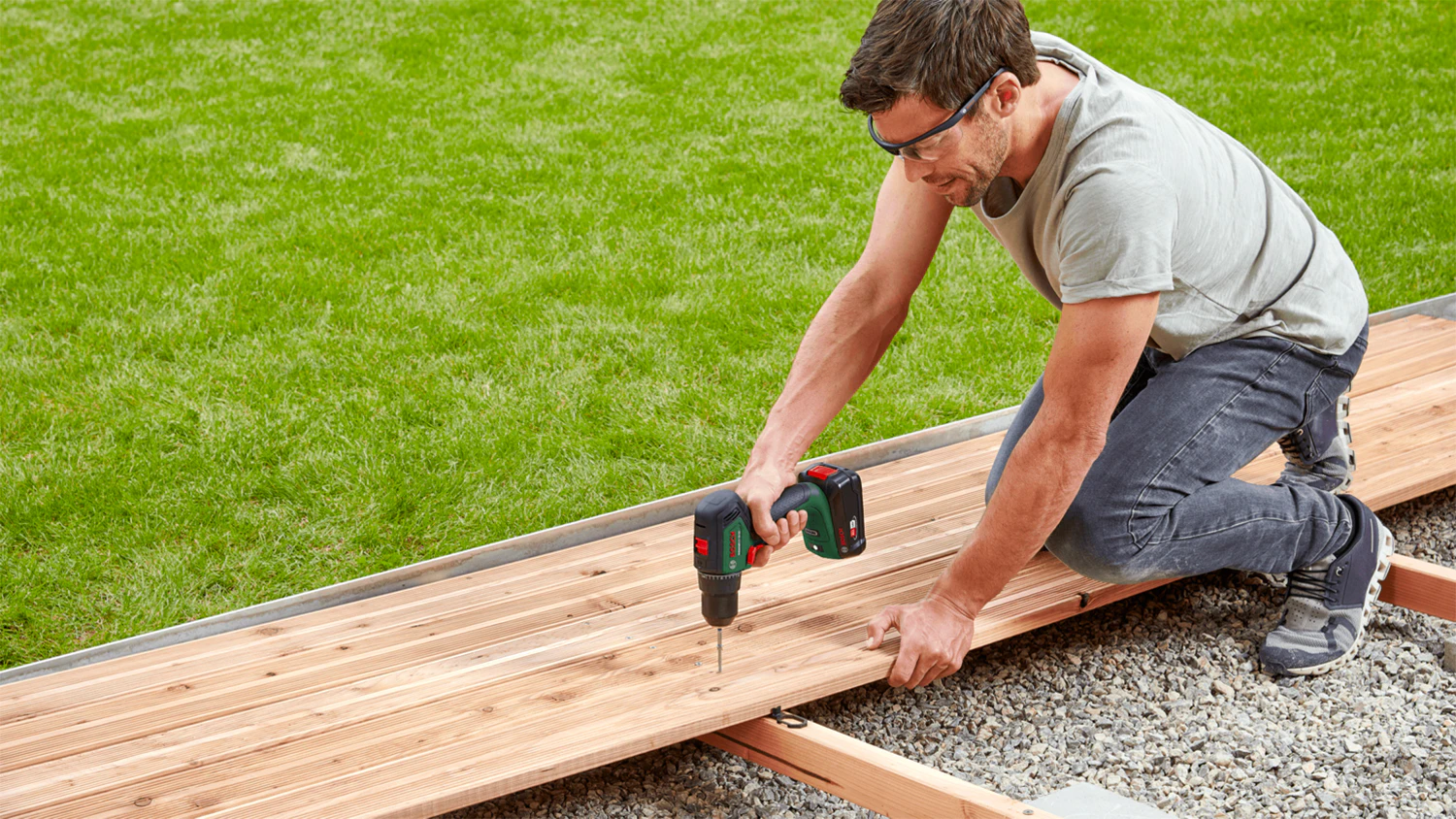 Muž používající vrtací šroubovák Bosch UniversalDrill 18V-60