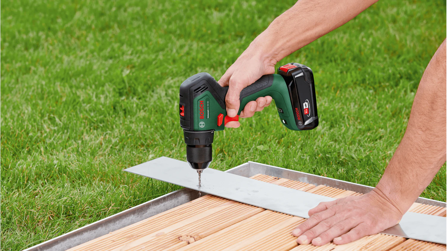 Používání vrtacího šroubováku Bosch UniversalDrill 18V-60