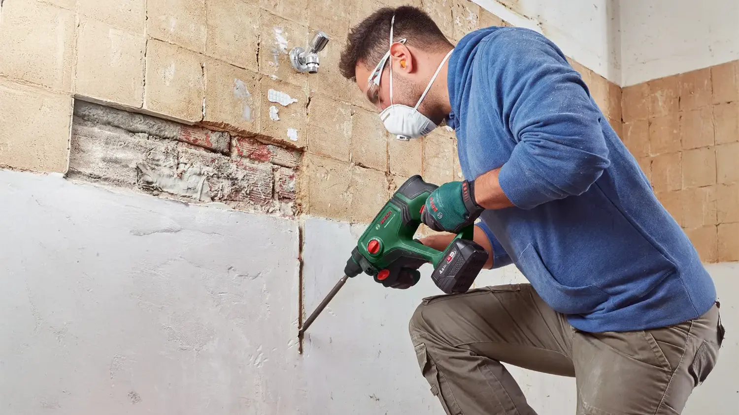 Muž používá akumulátorové vrtací kladivo Bosch UniversalHammer 18V na beton