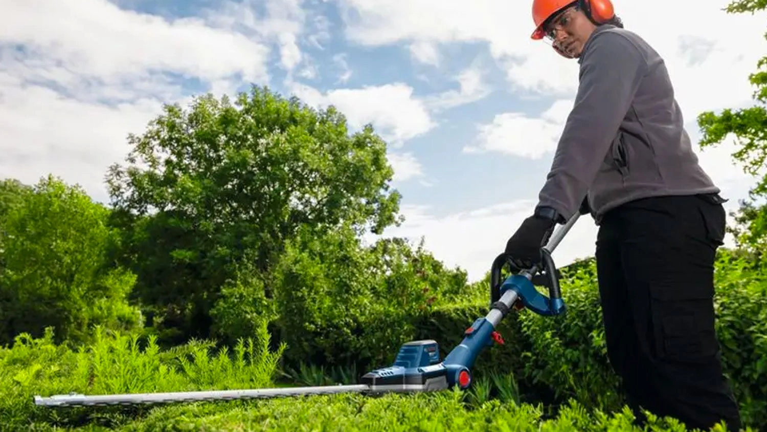 Žena při práci s nůžkami na živé ploty Bosch PRO GHE18V-50FP