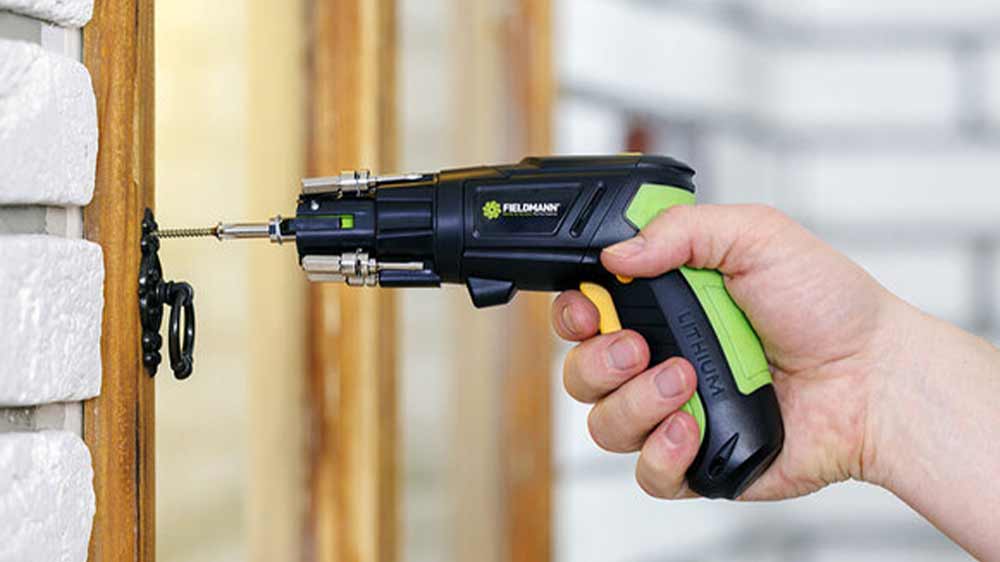 ruka drž&iacute; skrutkovač Fieldmann FDS 10105-A
