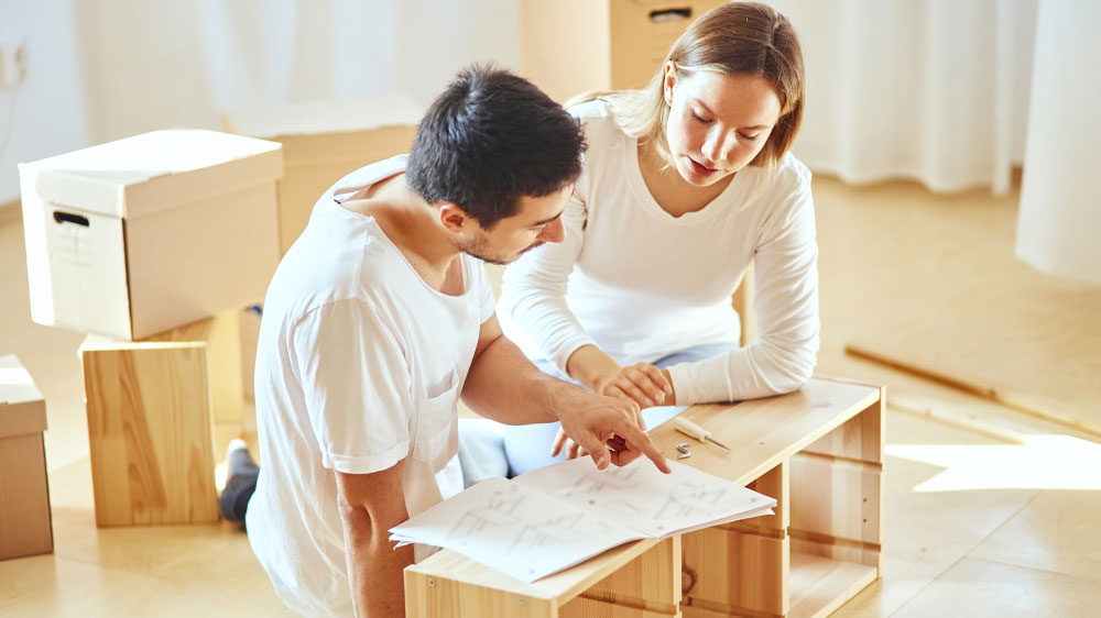 Žena s mužem staví skříňku_03