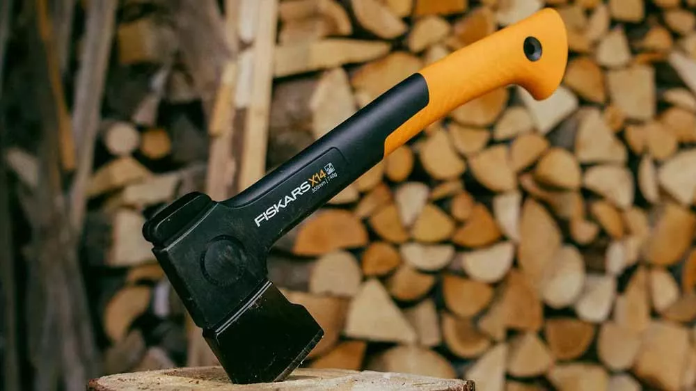 Univerzálna sekera Fiskars X14 zaseknutá v špalku