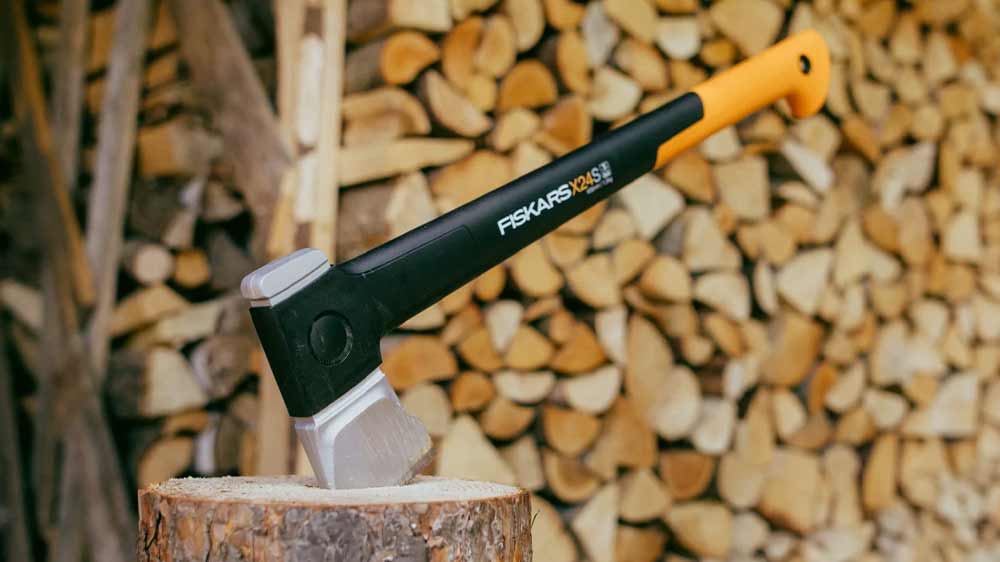 Sekera na štiepanie Fiskars X-series X24 (S) zaseknutá v špalíku