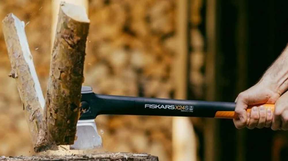 Štípanie dreva sekerou Fiskars X-series X24