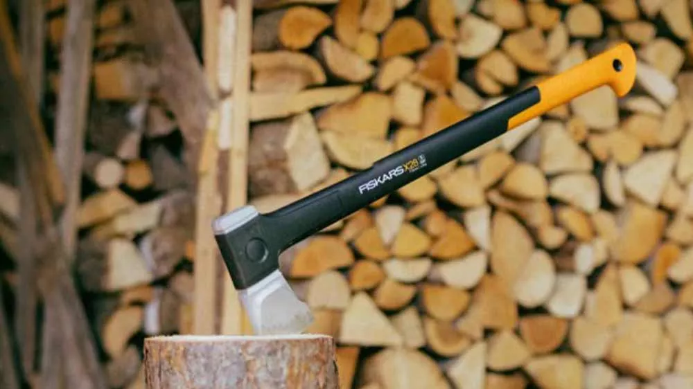 Sekera na štiepanie Fiskars X-series X28, M) zaseknutá v špalíku