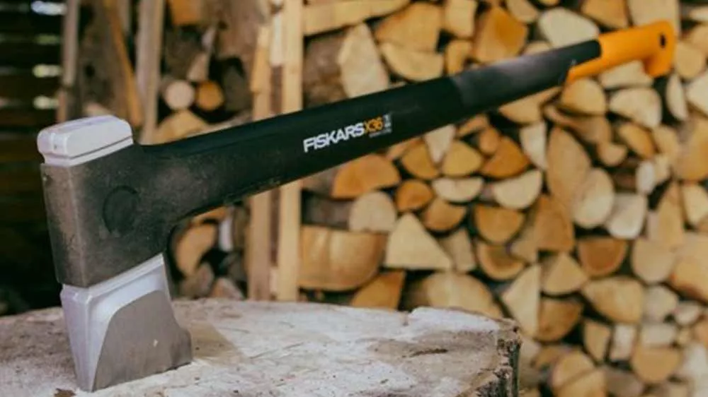 Sekera na štiepanie Fiskars X-series X36 (L) zaseknutá v špalíku