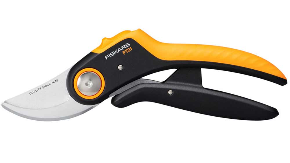 Nožnice z&aacute;hradn&eacute; dvojčepeľov&eacute; Fiskars PowerLever Plus P721