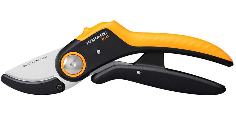 Nožnice z&aacute;hradn&eacute; jednočepeľov&eacute; Fiskars PowerLever Plus P741