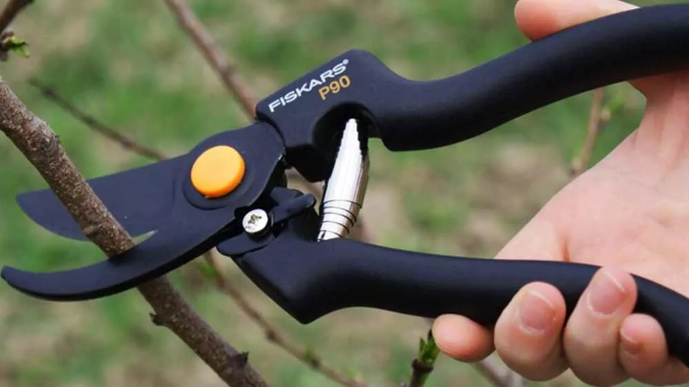 Profesionálne záhradné nožnice Fiskars P90 strihajúce stonky