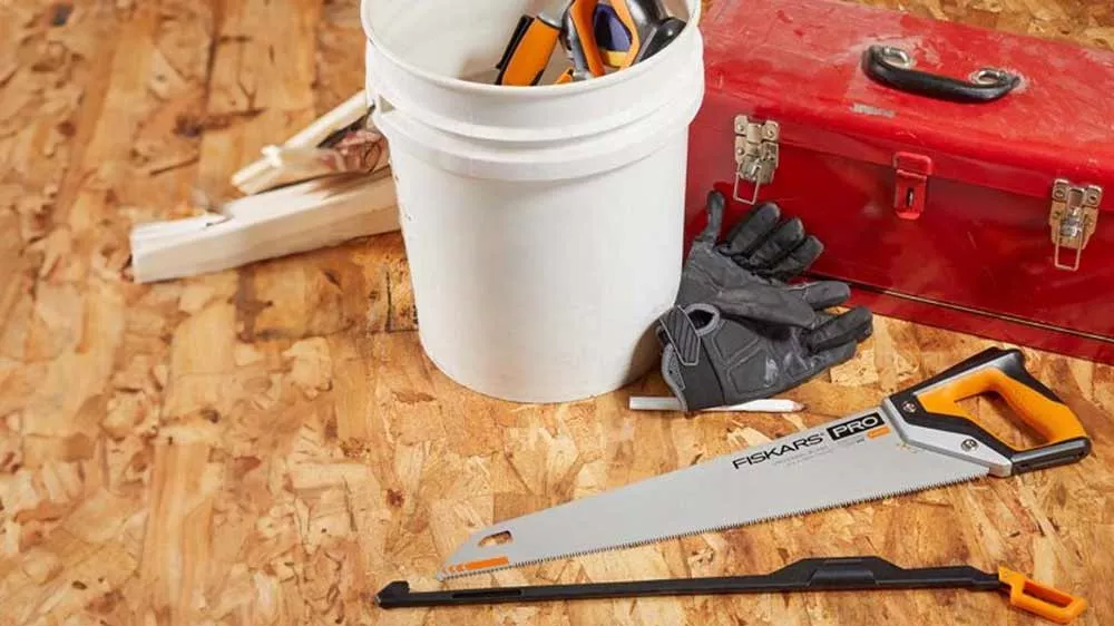 Ručn&aacute; p&iacute;la Fiskars PowerTooth a pr&iacute;slu&scaron;enstvo