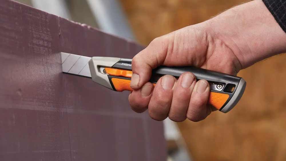 Rezanie povrchu nožom Fiskars CarbonMax