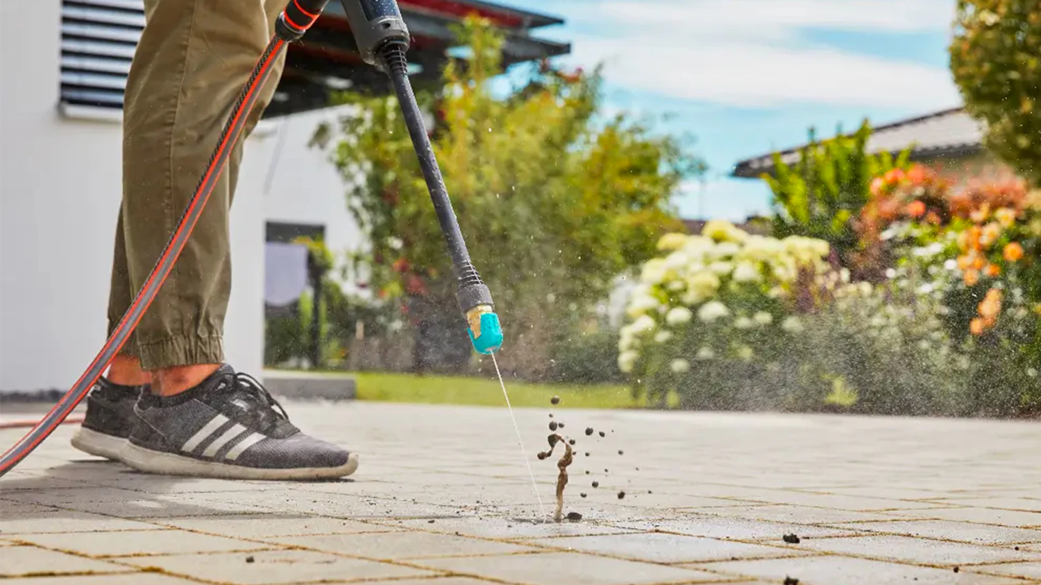 Muž použ&iacute;vaj&iacute;c&iacute; akumul&aacute;torov&yacute; středotlak&yacute; čistič Gardena AquaClean 24/18V P4A
