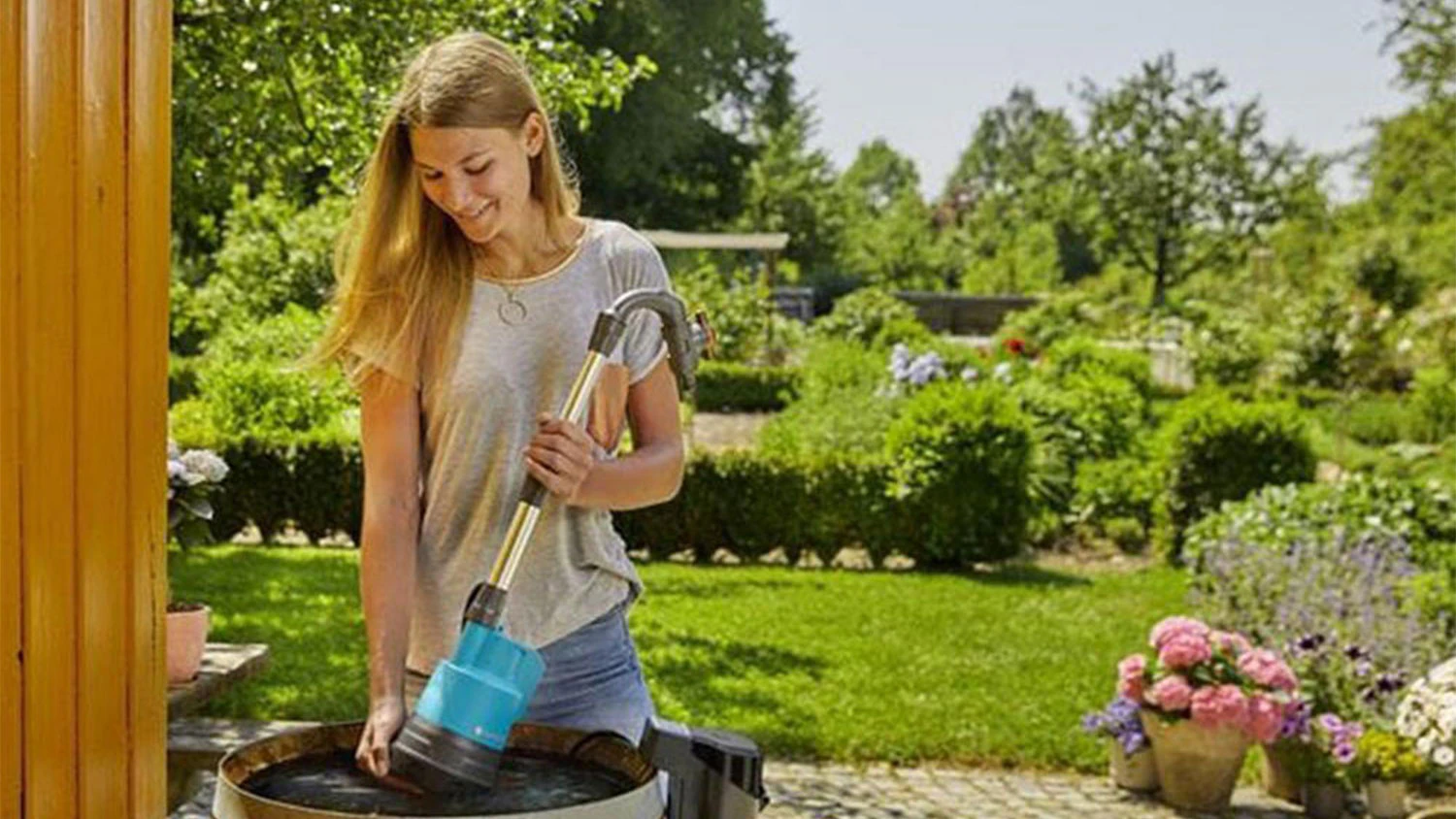 Žena používající akumulátorové čerpadlo Gardena
